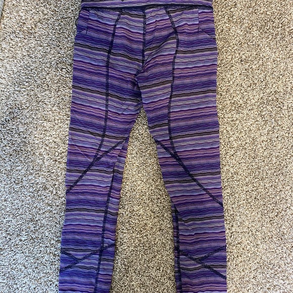 Lululemon Crop leggings - beautiful design - Picture 2 of 4